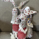 Szmaciane zabawki, zwłaszcza te samodzielnie wykonane, przynoszą wszystkim mnóstwo frajdy. Te z mojej Wierzbowej pracowni szyte są tylko z ekologicznych tkanin z certyfikatem oeko-tex, czyli bezpieczne dla dzieci, mają też antyalergiczne wypełnienie, odpowiednie np. dla dziecięcych poduszek. Śmiało można je przytulać...