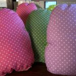 Poduszka wcale nie musi być nudna. Te z Wierzbowej Pracowni z powodzeniem dodadzą wnętrzu uroku, zastąpią jasiek i tradycyjną przytulankę. W dodatku są z polskich tkanin i z wypełnieniem antyalergicznym, bezpieczne dla najmłodszych i alergików