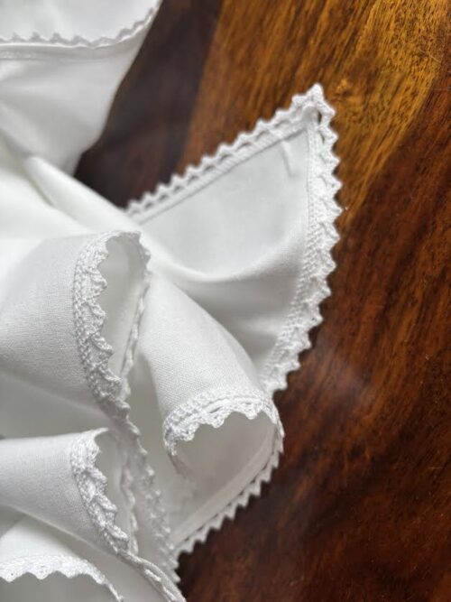 Elegancki biały obrus nie tylko na święta