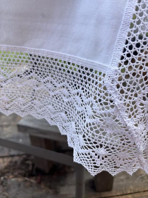Nie ma bardziej rustykalnego obrusa niż płótno z koronką
